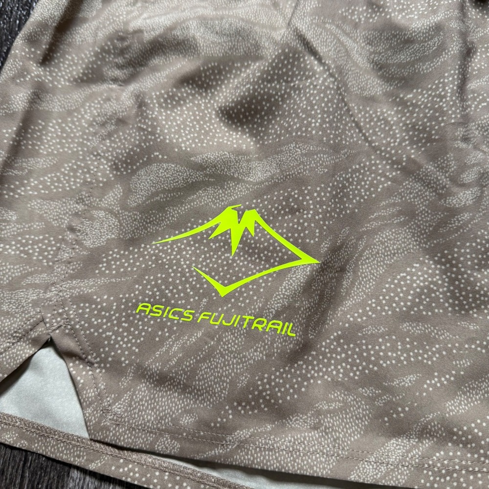 ASICS Fujitrail Running Shorts Mens 2XL Tan Topographic Pattern Reflective Trail - Picture 2 of 6